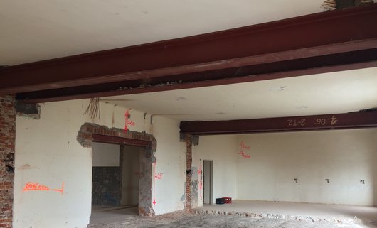 Festsaal - tragende Innenwände Im großen Festsaal mussten tragende Innenwände entfernt und die Decke mit Stahlträgern gesichert werden.