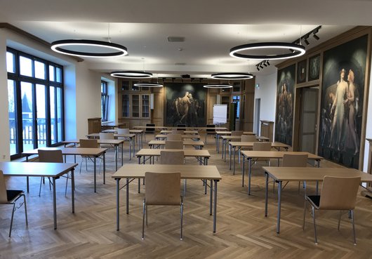 Festsaal Verwaltungsgebäude Im Festsaal des zum Verwaltungsgebäude mutierten Jagdschlosses trifft Tradition auf Moderne.