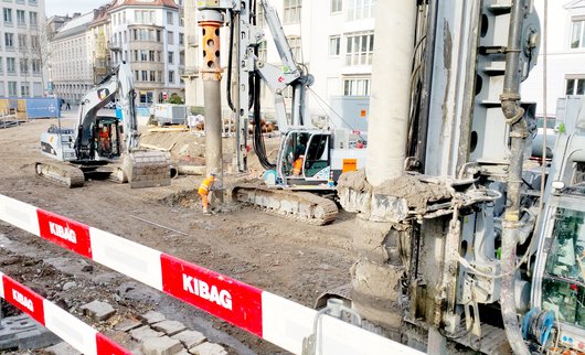 Foundation works to a depth of 17m: because of the construction site's location in the area of non-load-bearing lake deposits, the client decided against comprehensive refurbishment and in favour of a complete replacement of the building.
