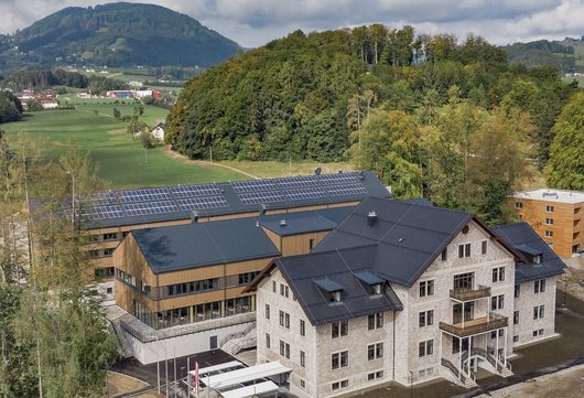 Neuer Schulcampus Der neue Schulcampus: Im Vordergrund das Bestandsgebäude, dahinter die neuen Gebäude in Holzbauweise inklusive Photovoltaikanlagen am Dach.