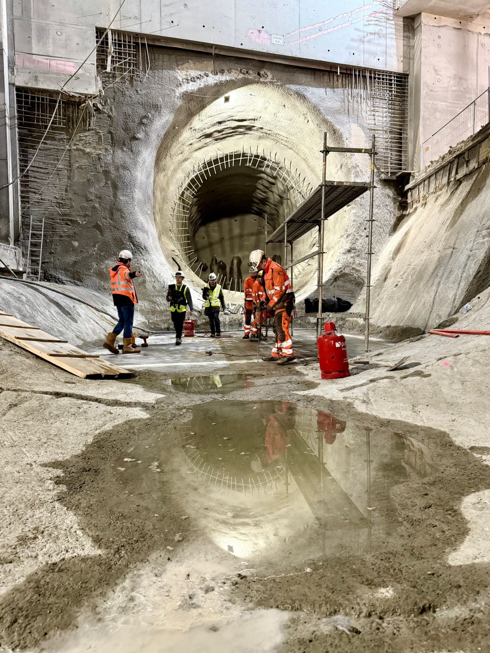 Bauarbeiter auf einer Tunnelbaustelle