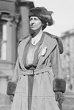 Schwarz-Weiß-Foto einer Frau mit Hut und Mantel