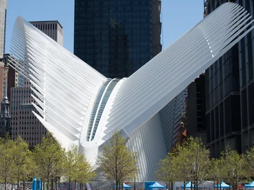 Bahnhofsstation mit Konstruktion, die an große weiße Flügel erinnert