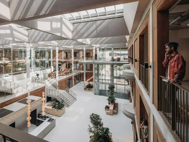 Großer, heller Innenraum mit Galerie, Dachfenstern und Treppen