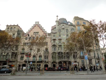 Hasu with a colourful façade and turrets, in front of which many people queue