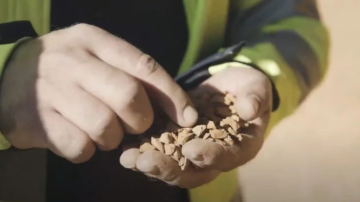 Hände mit Ziegelsplitt