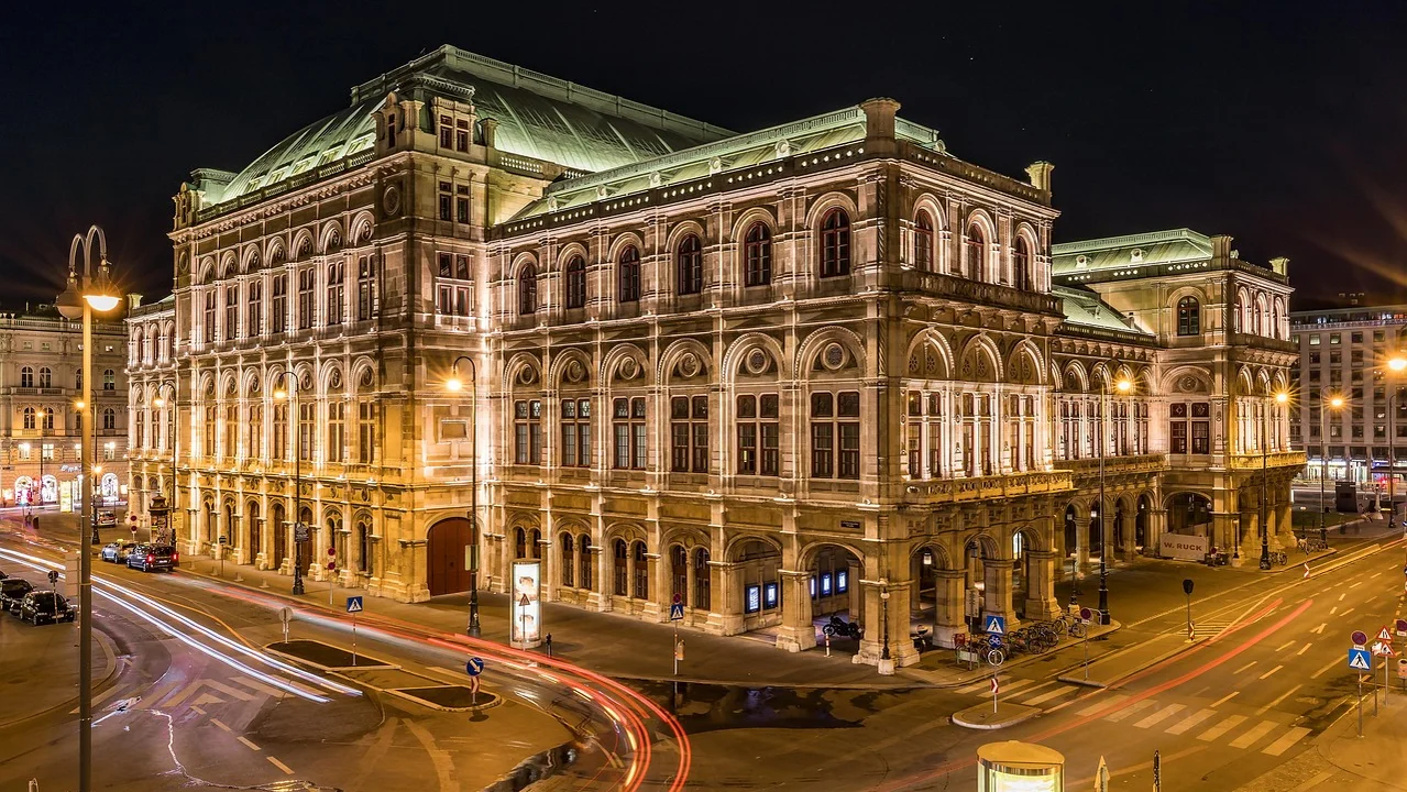 beleuchtete Wiener Staatsoper bei Nacht