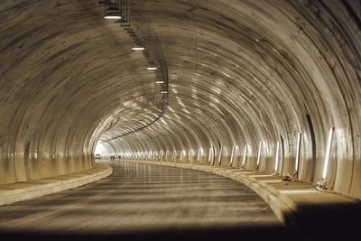hell beleuchteter Tunnel