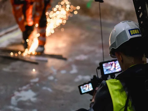 Kameramann filmt Schweißarbeiten