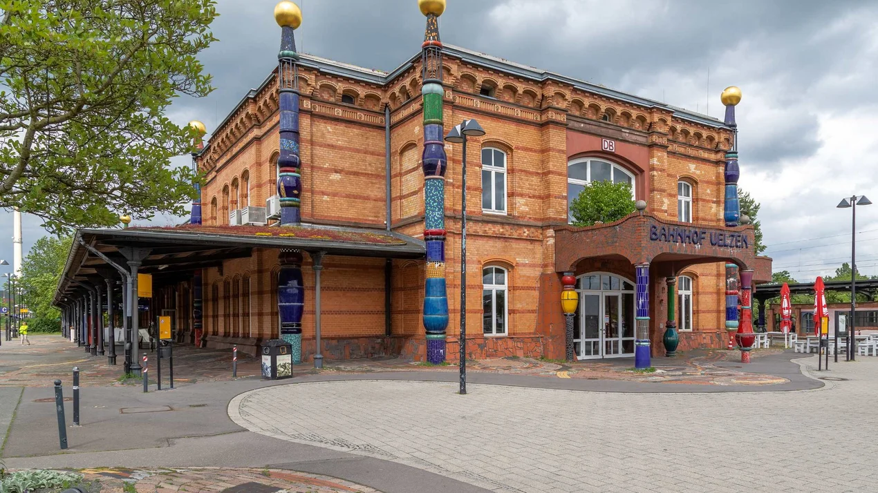 Bahnhof, oranger Backstein mit bunten Säulen