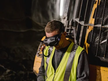Mann mit Brille steuert eine Drohne