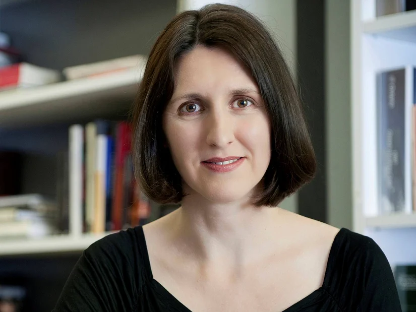 Porträtfoto einer brünetten Frau