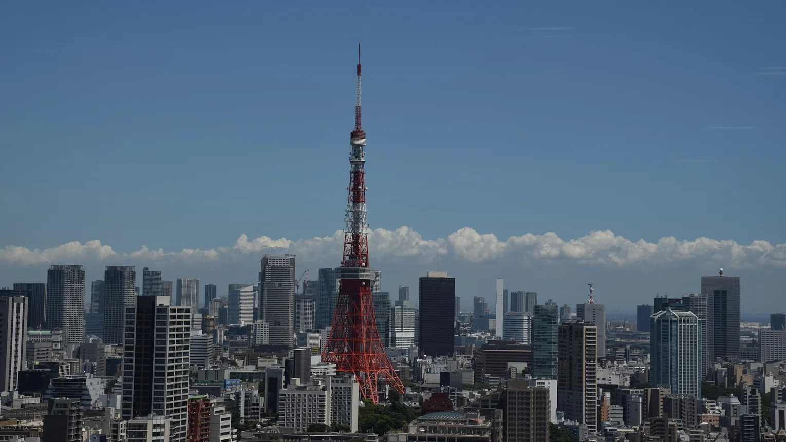 Tokya mit Hochhäusern und dem rot-weißen Tower, der an den Eiffelturm erinnert