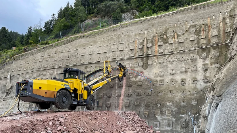 Baugerät bohrt in Felswand