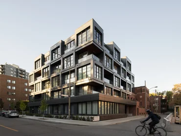 Gebäude aus Würfeln, gefertigt aus Modulen