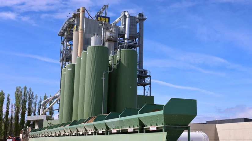 Große grüne Asphaltmischanlage