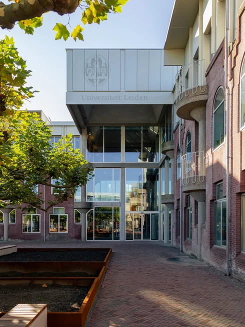 Gebäudefassade mit roten Ziegeln und kleinen Balkonen