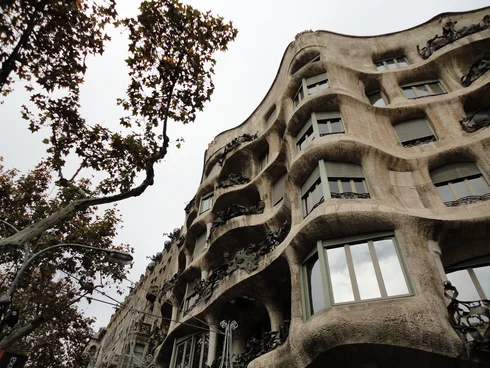 House with wavy façade photographed from bottom to top