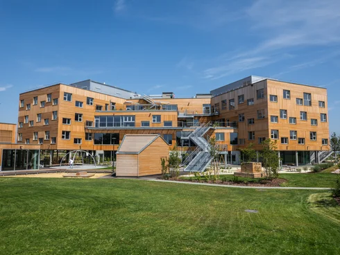 Schulgebäude mit Holzfassade