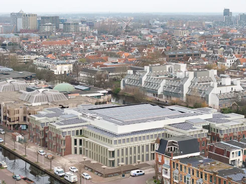 Universitätsgebäude von oben, eingebettet in eine Stadt