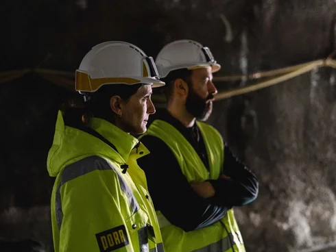 Zwei Kollegen unterhalten sich auf Baustelle