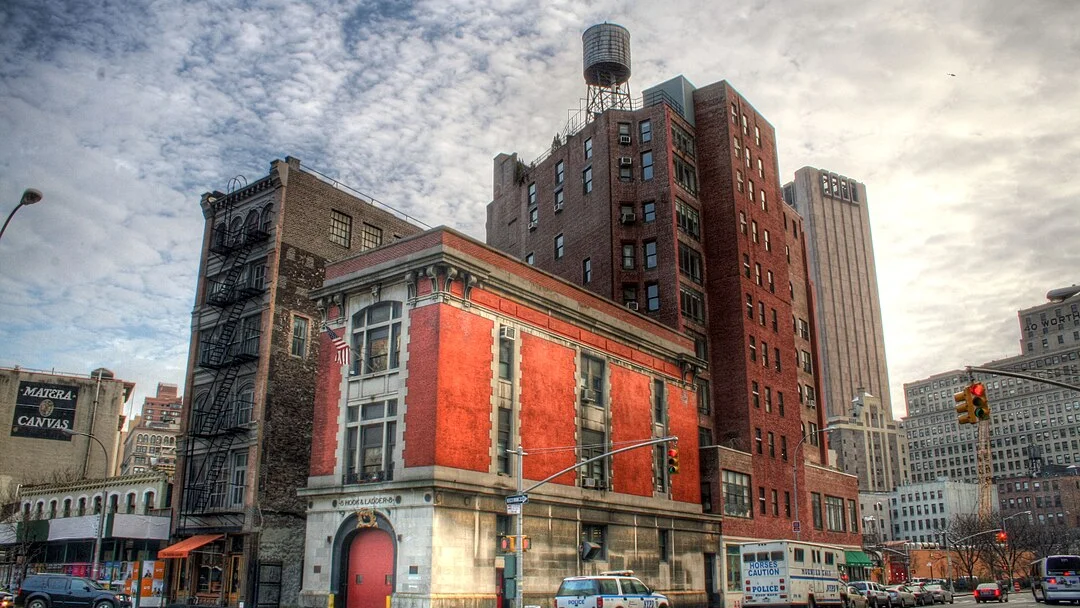 rotes, kastenförmiges Gebäude mit großen Fenstern in New York