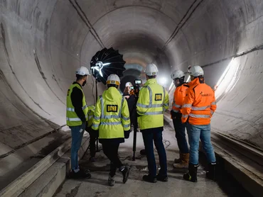 Filmteam auf einer Tunnelbaustelle