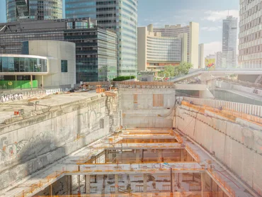 Baugrube, rundherum Hochhäuser, zum Beispiel Uno-City