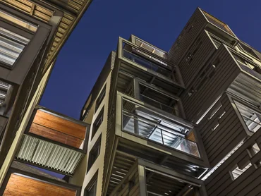 Gebäude mit Loggias aus Modulen bei Nacht