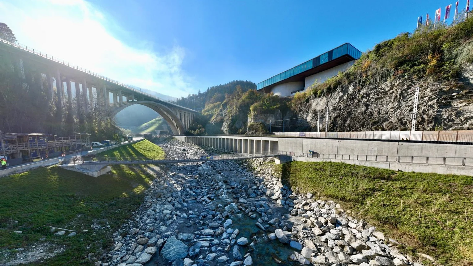 Flussbett, über das sich eine Brücke spannt