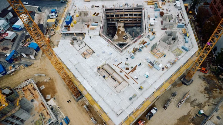 Baustelle eines Gebäudes aus der Kranperspektive