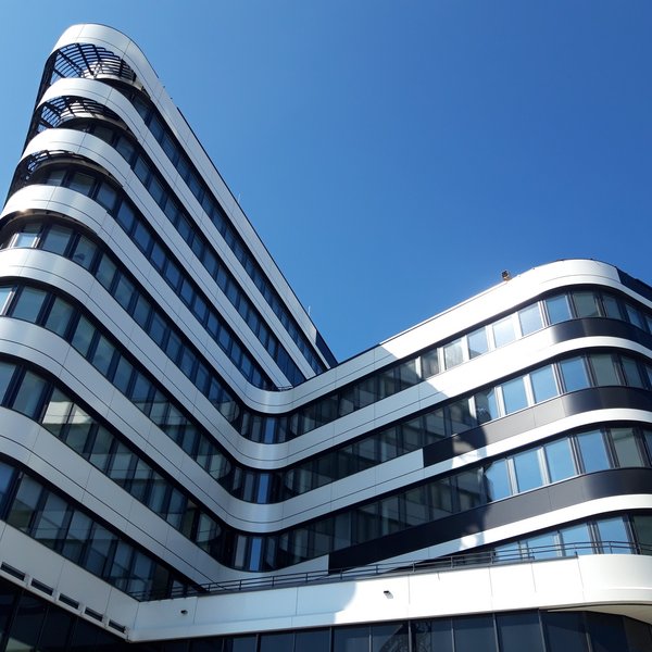 Office Gebäude am Flughafen Wien mit blauem Himmel