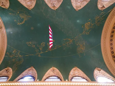 Ceiling fresco with fine golden lines on a dark green ceiling