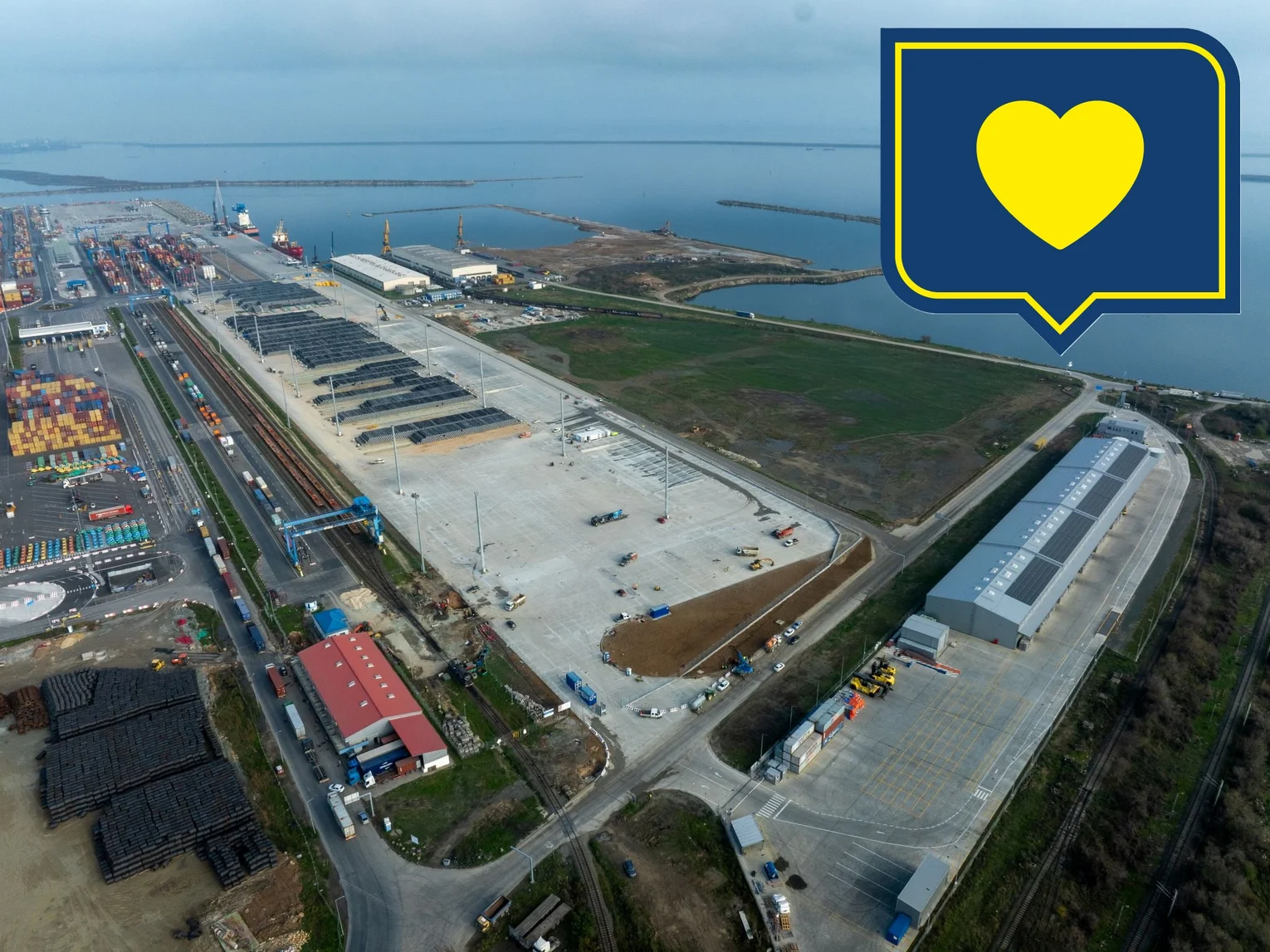 Hafen mit Meer aus Vogelperspektive