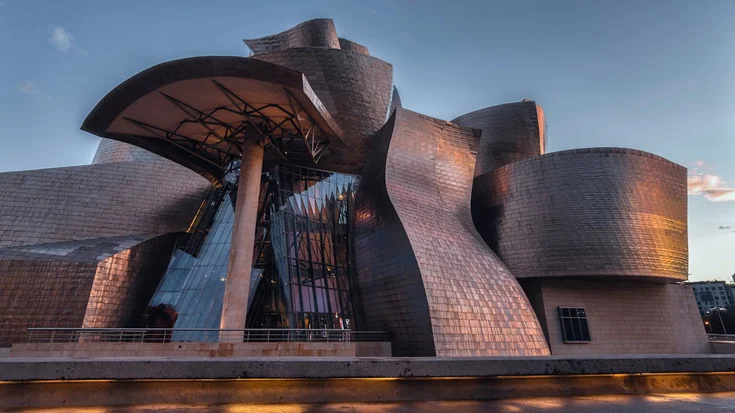 Gebäude mit Wellenformen und glänzender Fassade