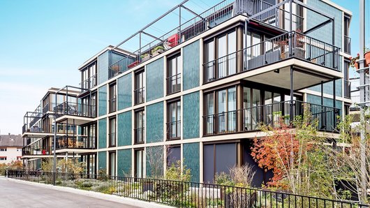 Mit seiner modernen Bauweise ist der Wohnkomplex in der Bühlstraße ein echter Blickfang in Zürich Wiedikon.