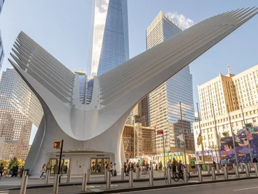 Bahnhofsstation mit Konstruktion, die an große weiße Flügel erinnert